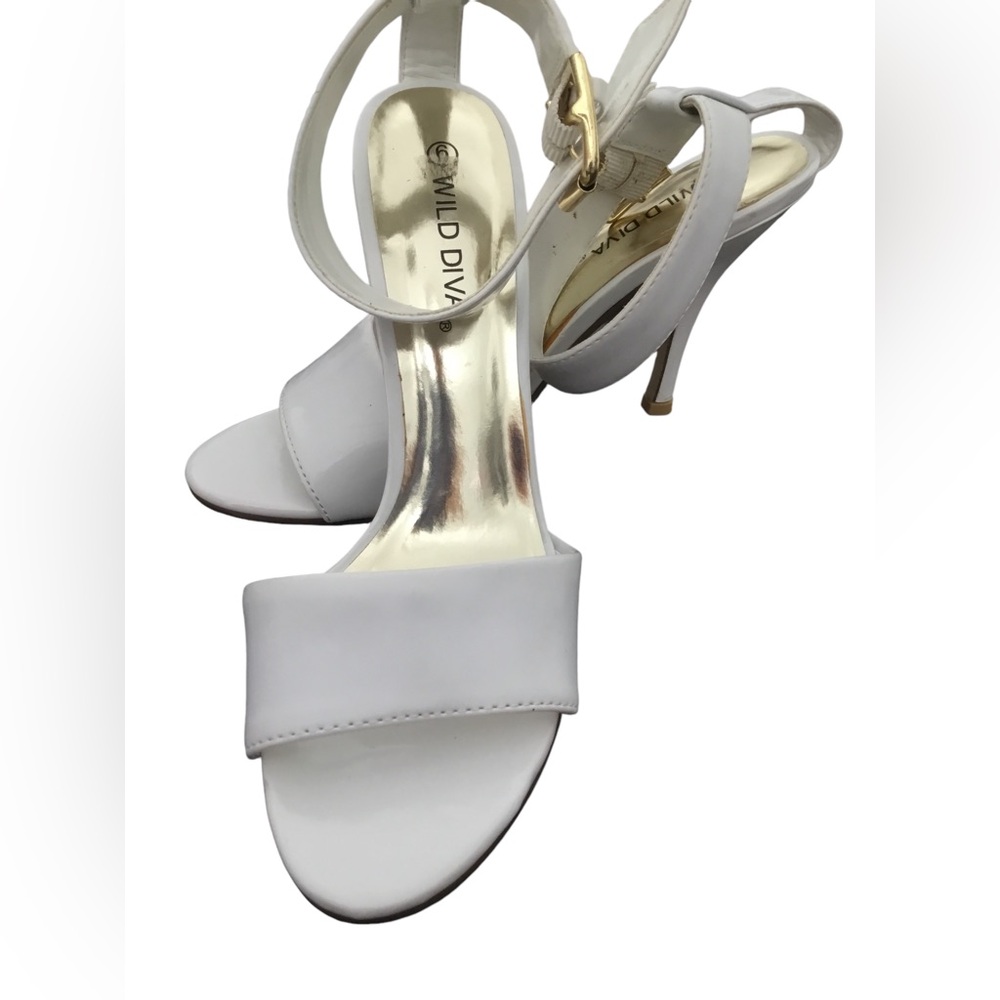 Wild Diva Women’s  White Heels Sandals. Buckle Closure at Ankles.Size 6